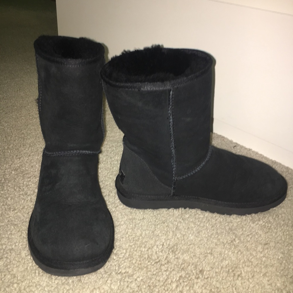 Black short UGGS