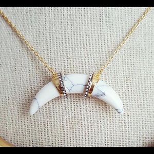 Stella & Dot Arch Pendent necklace