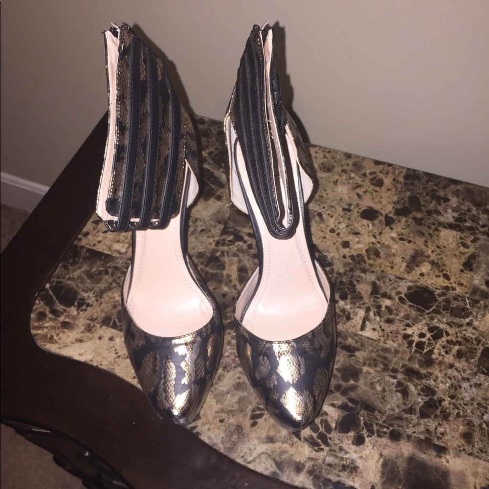Snake print pumps