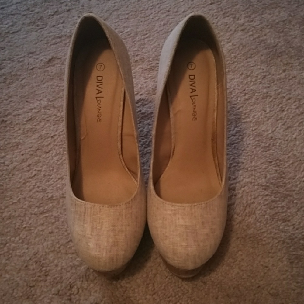 DIVA lounge platform pumps