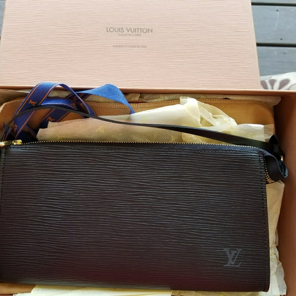 Genuine Louis Vuitton Epi Pochette Black