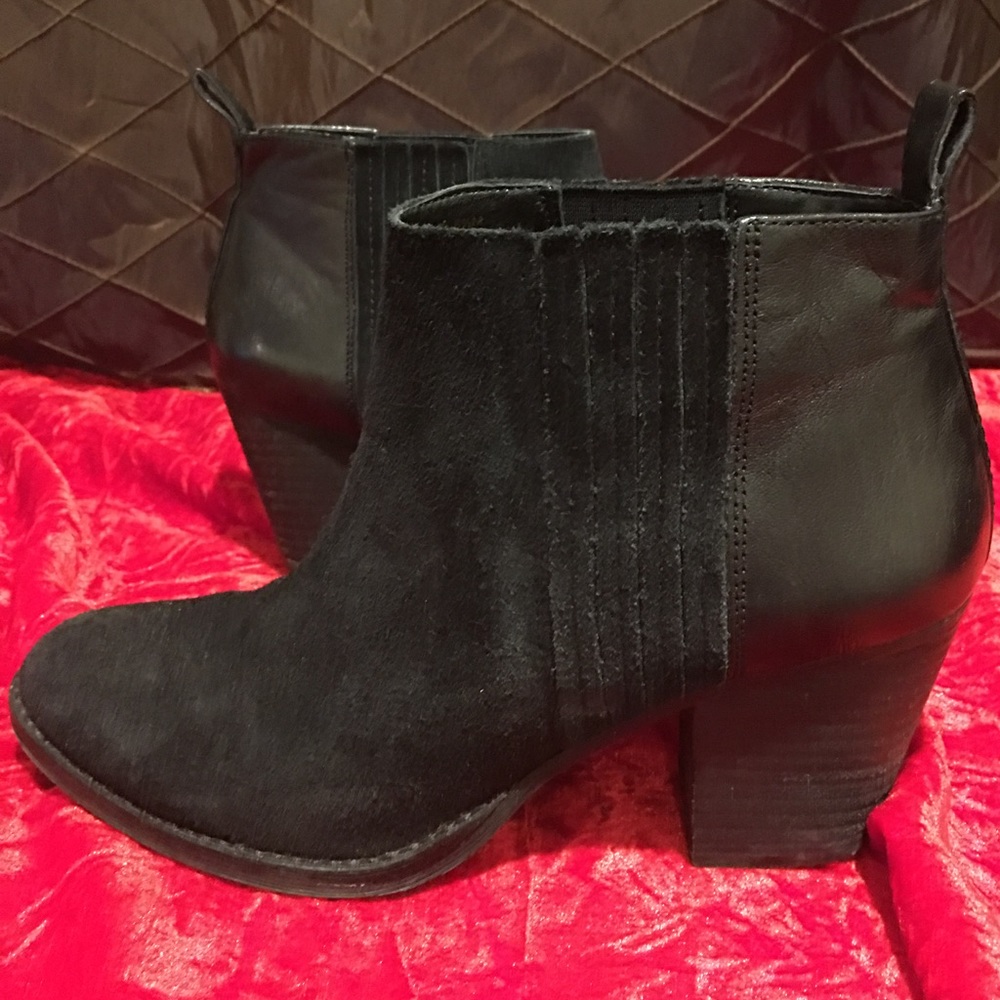 Nine West Black leather/suede booties