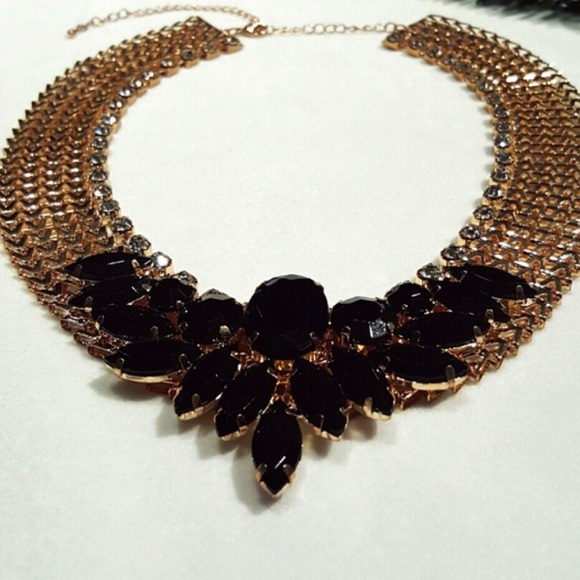 Jewelry - Black and gold statement necklace