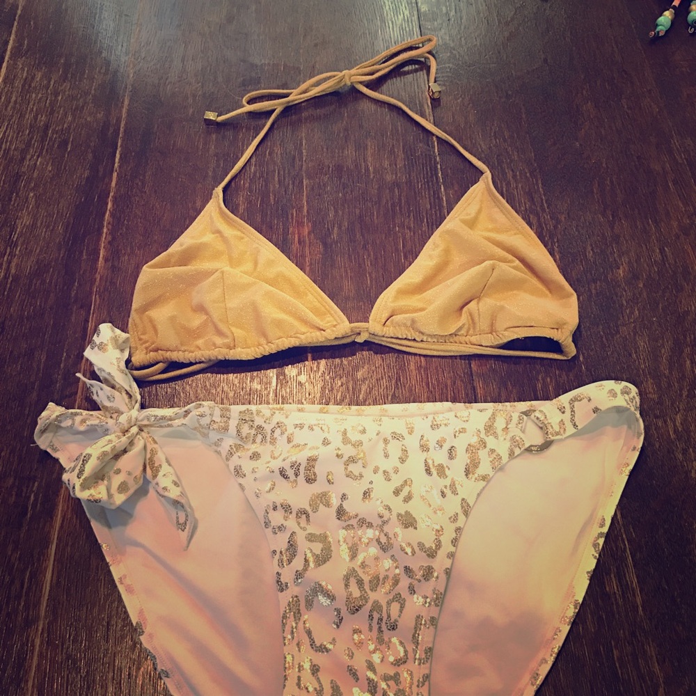 NWOT- D/DD gold metallic triangle swim top