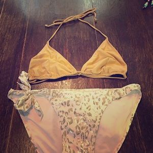 NWOT- D/DD gold metallic triangle swim top