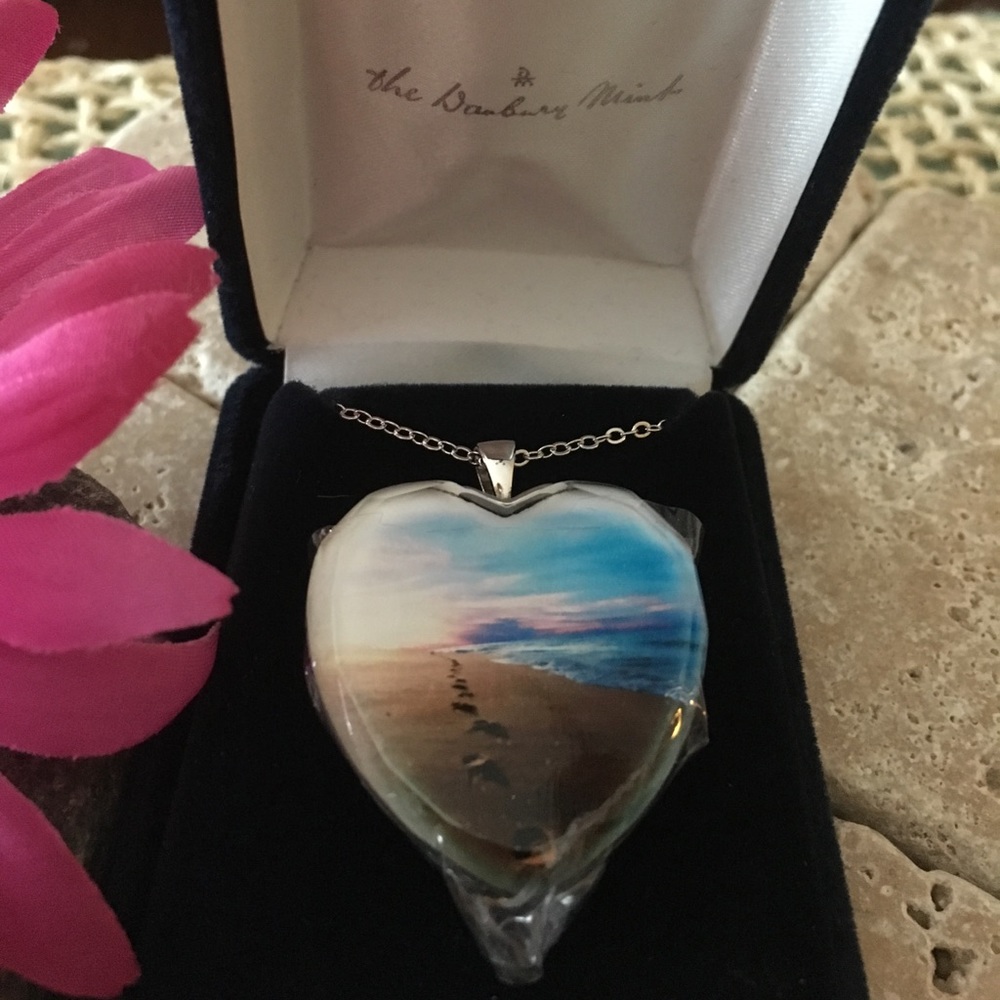 👣Footprints ❤️Heart pendant 👣