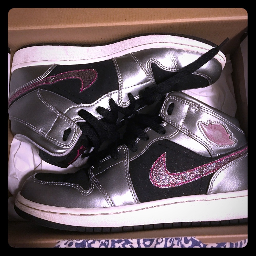 Girls youth size 6.5 Jordan 1 Phat