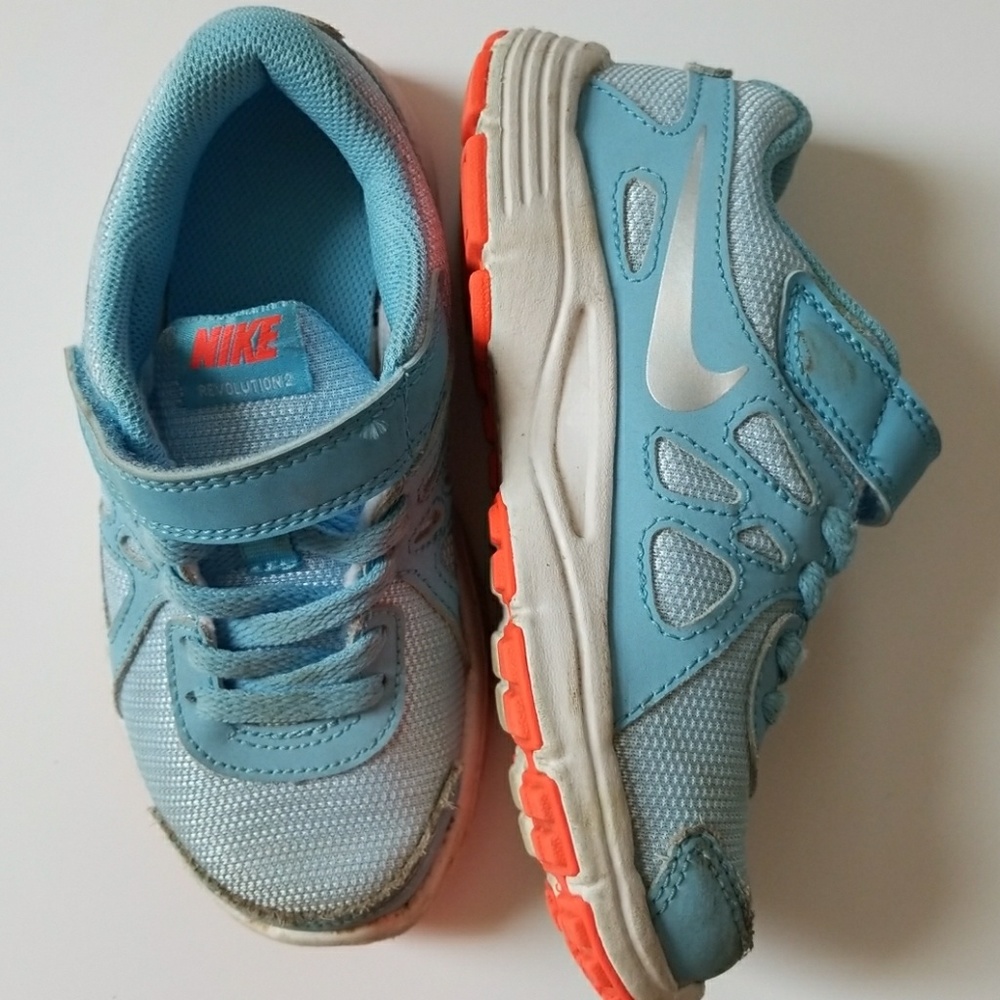 Girl's Nike Youth Revolution 2