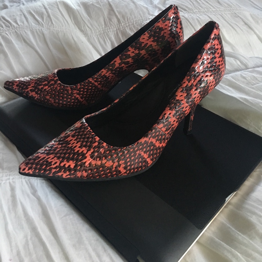 Kenneth Cole Leather Snakeskin Pumps