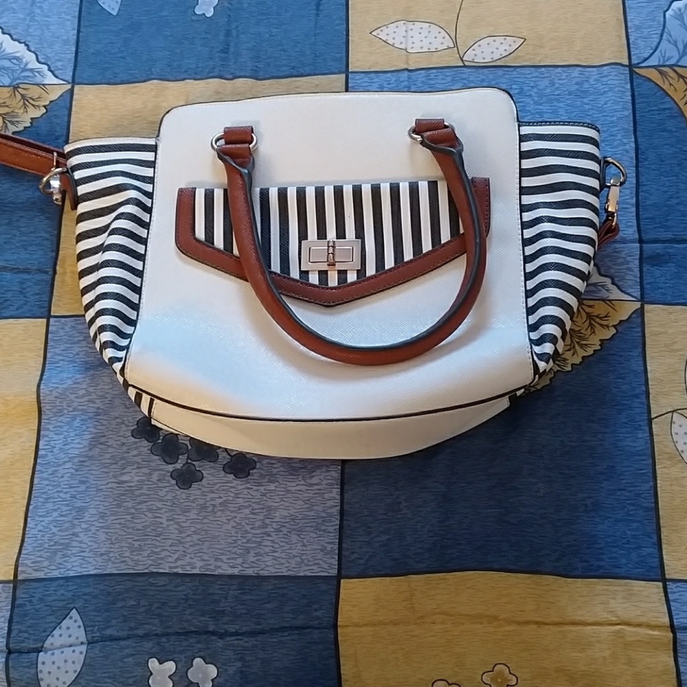 Can be crossbody bag or hand bag