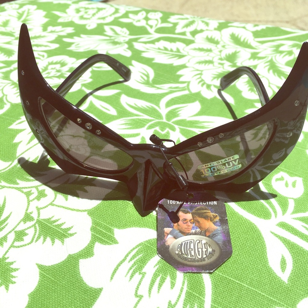 Novelty Sunglasses NWT Cat Bat sassy crazy FUN