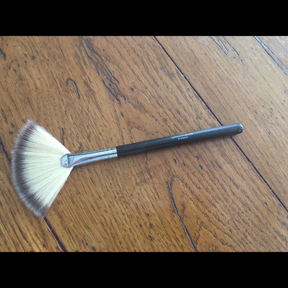 Younique Fan Makeup Brush