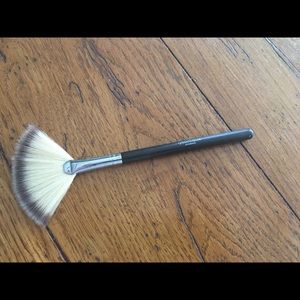 Younique Fan Makeup Brush