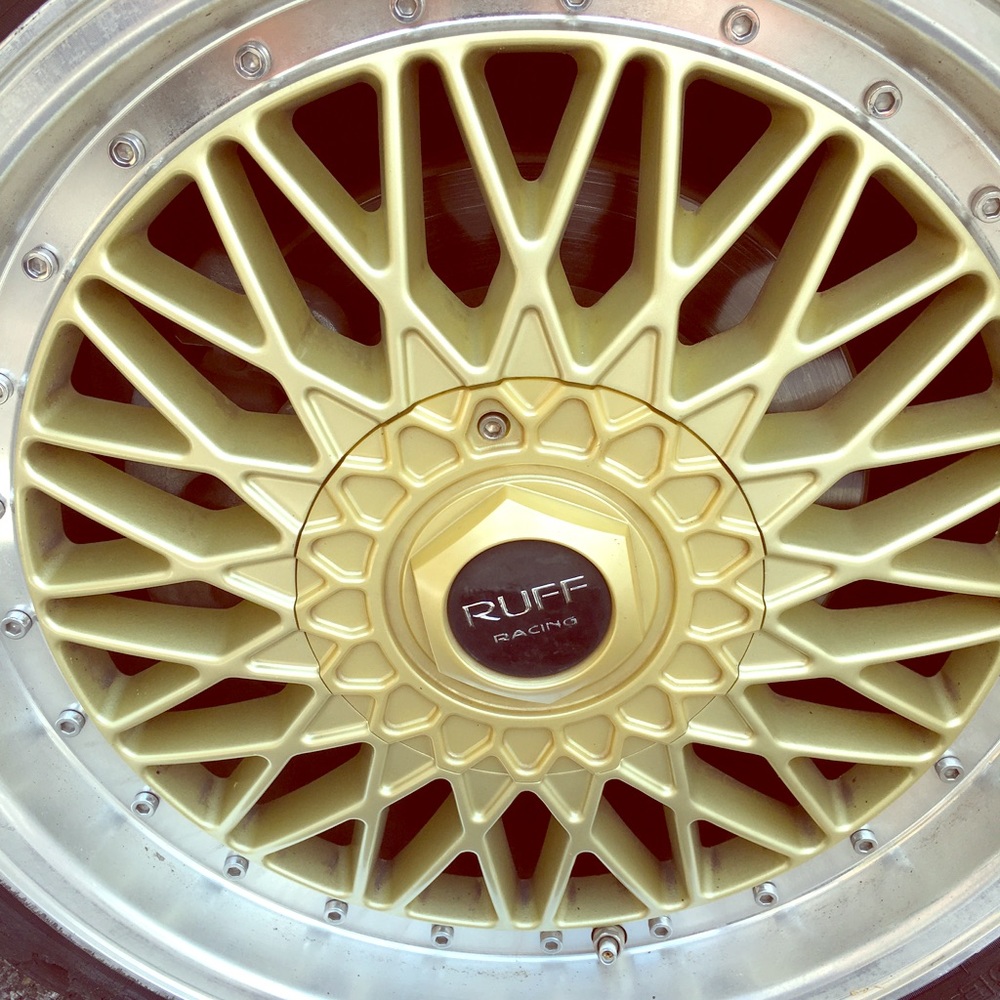 I am selling 4 gold rims that fits 17" tires