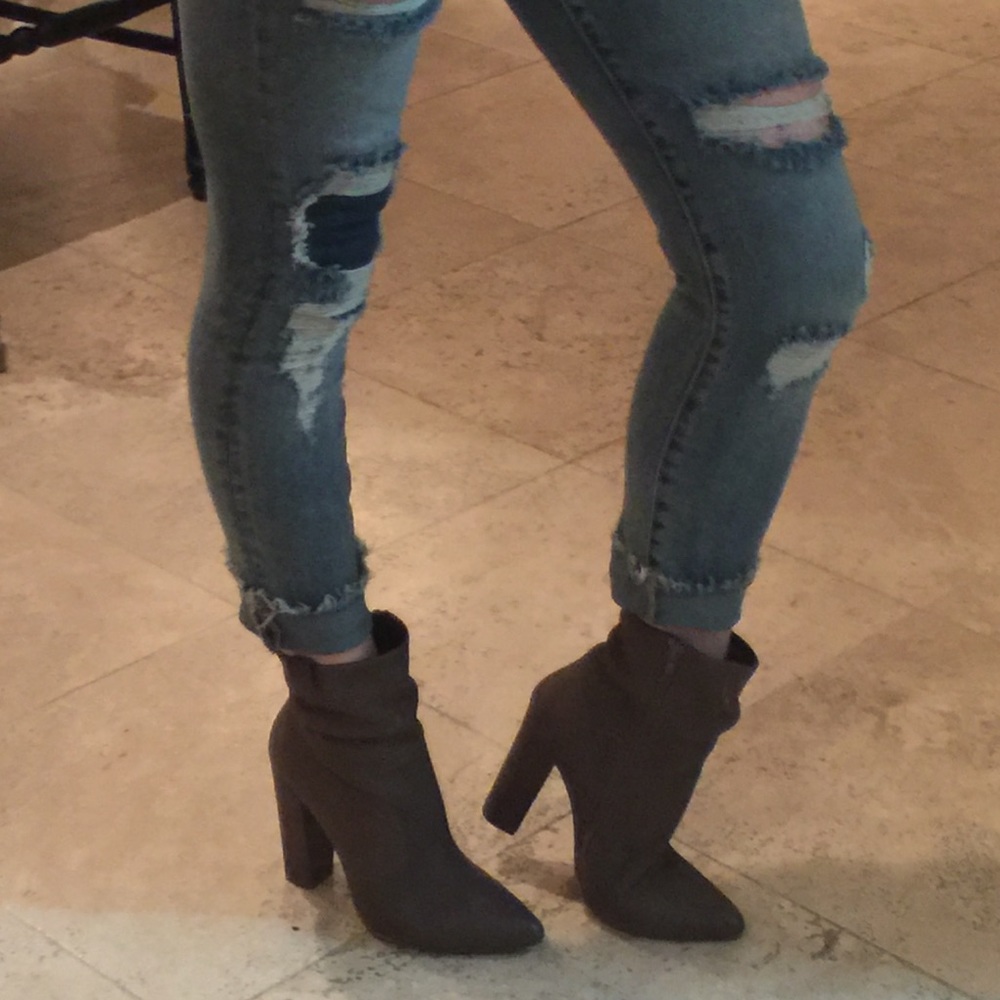 Steve Madden 7.5 Taupe Ankle Boots!!