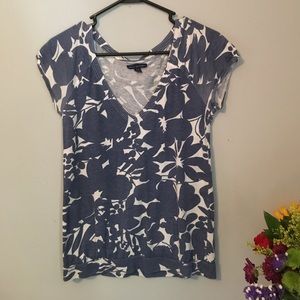 Adorable AE v neck. Size medium.