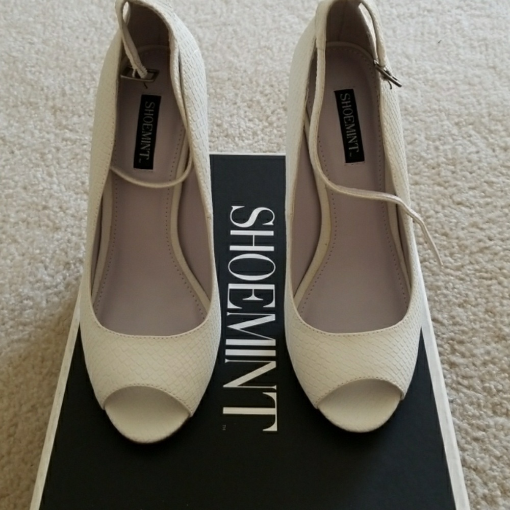 White, snake print, peep toe shoes.