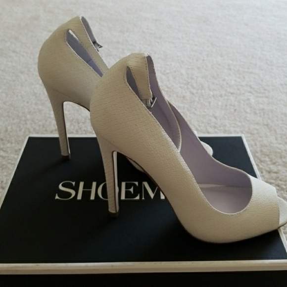 White, snake print, peep toe shoes. - Picture 2 of 7