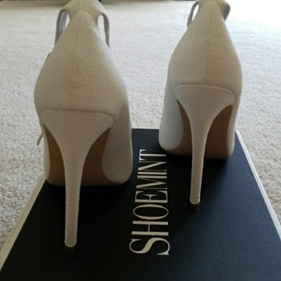 White, snake print, peep toe shoes. - Picture 3 of 7