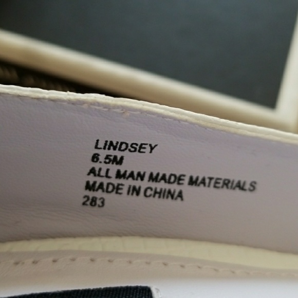 White, snake print, peep toe shoes. - Picture 4 of 7