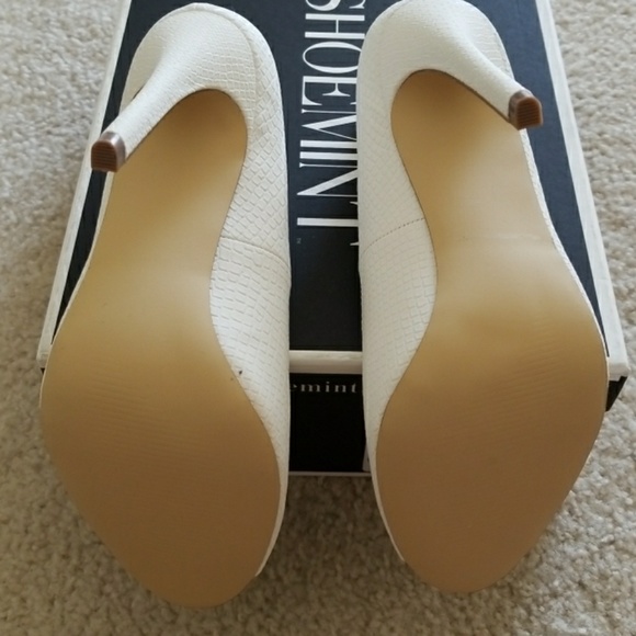 White, snake print, peep toe shoes. - Picture 5 of 7