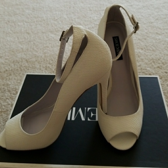 White, snake print, peep toe shoes. - Picture 7 of 7