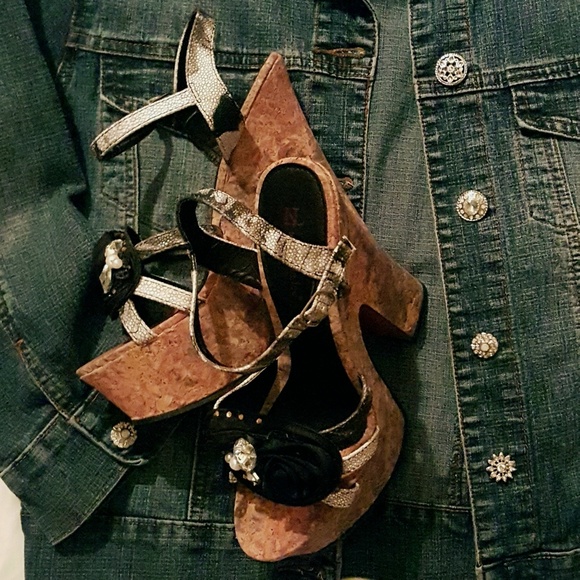 🎉🎊{NEW IN BOX} Super Cute! Strappy Heels - Picture 3 of 7