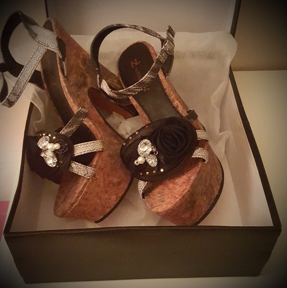 🎉🎊{NEW IN BOX} Super Cute! Strappy Heels - Picture 2 of 7