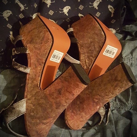 🎉🎊{NEW IN BOX} Super Cute! Strappy Heels - Picture 7 of 7