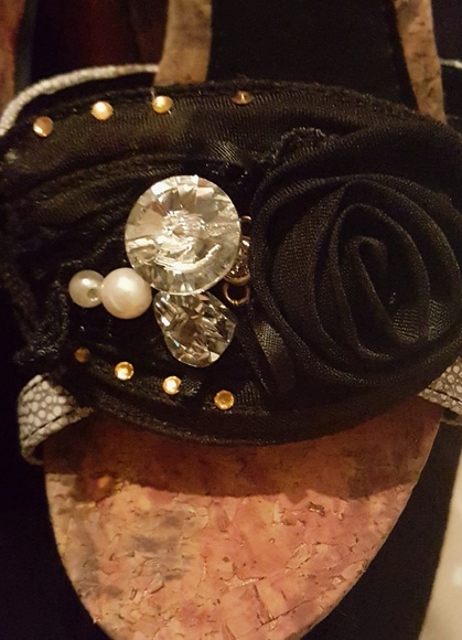 🎉🎊{NEW IN BOX} Super Cute! Strappy Heels - Picture 6 of 7