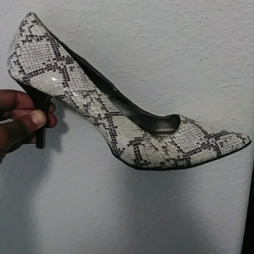 *SnakeSkin Heels