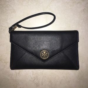 Tory-Burch-Robinson-Envelope-Wristlet