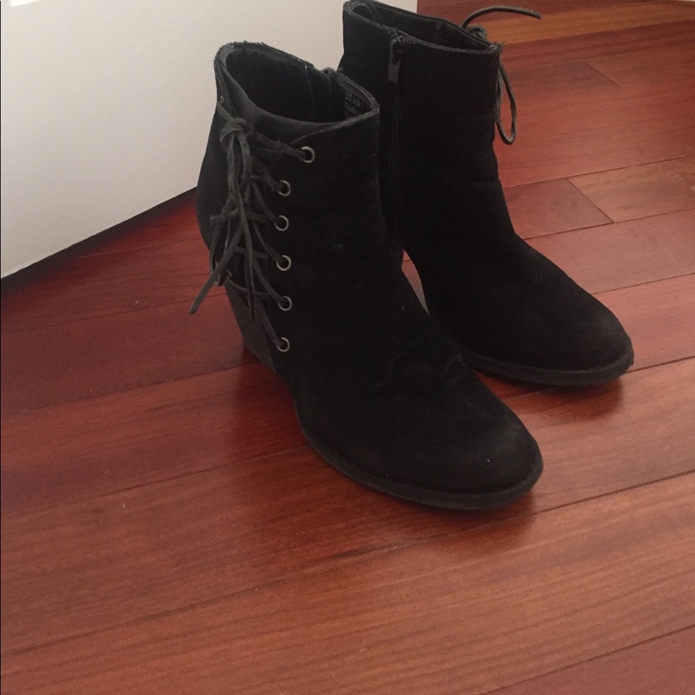 Cute lace up booties with a block heel. Size 7
