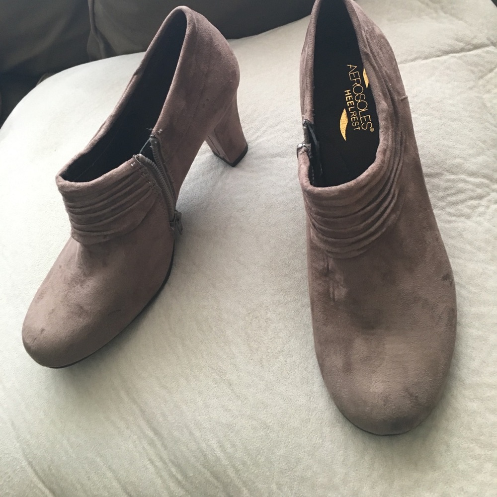 NWOT Aerosoles brown suede ankle boots. Sz 8.5