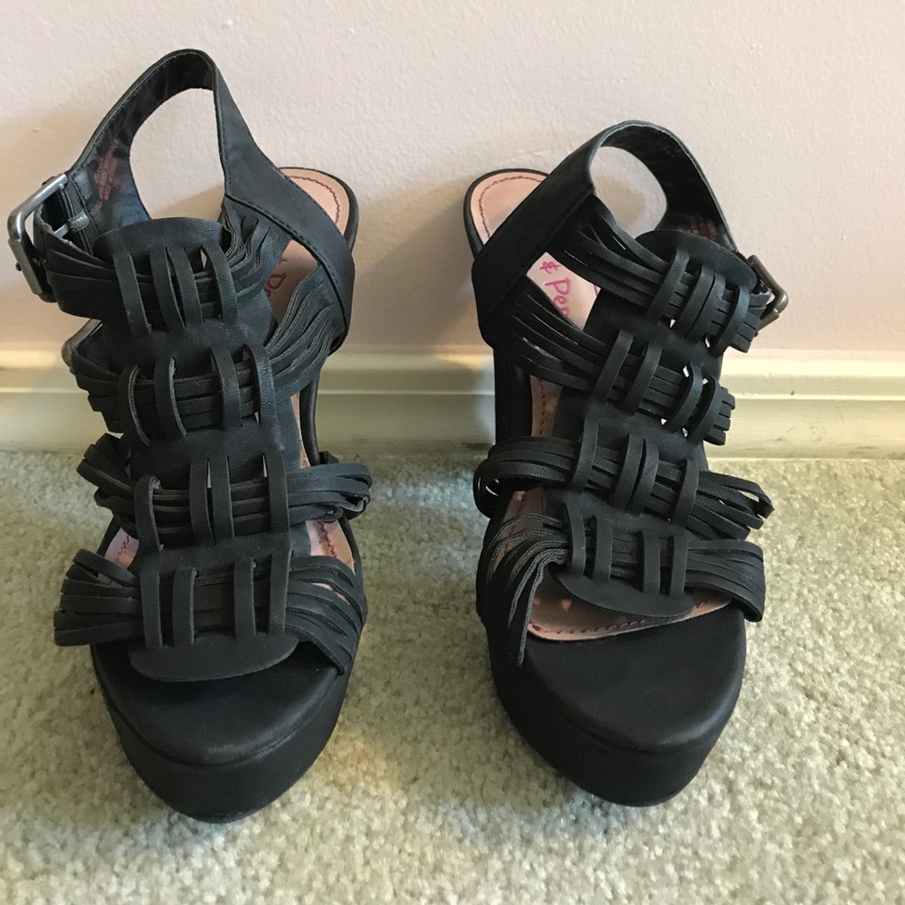 Black pumps