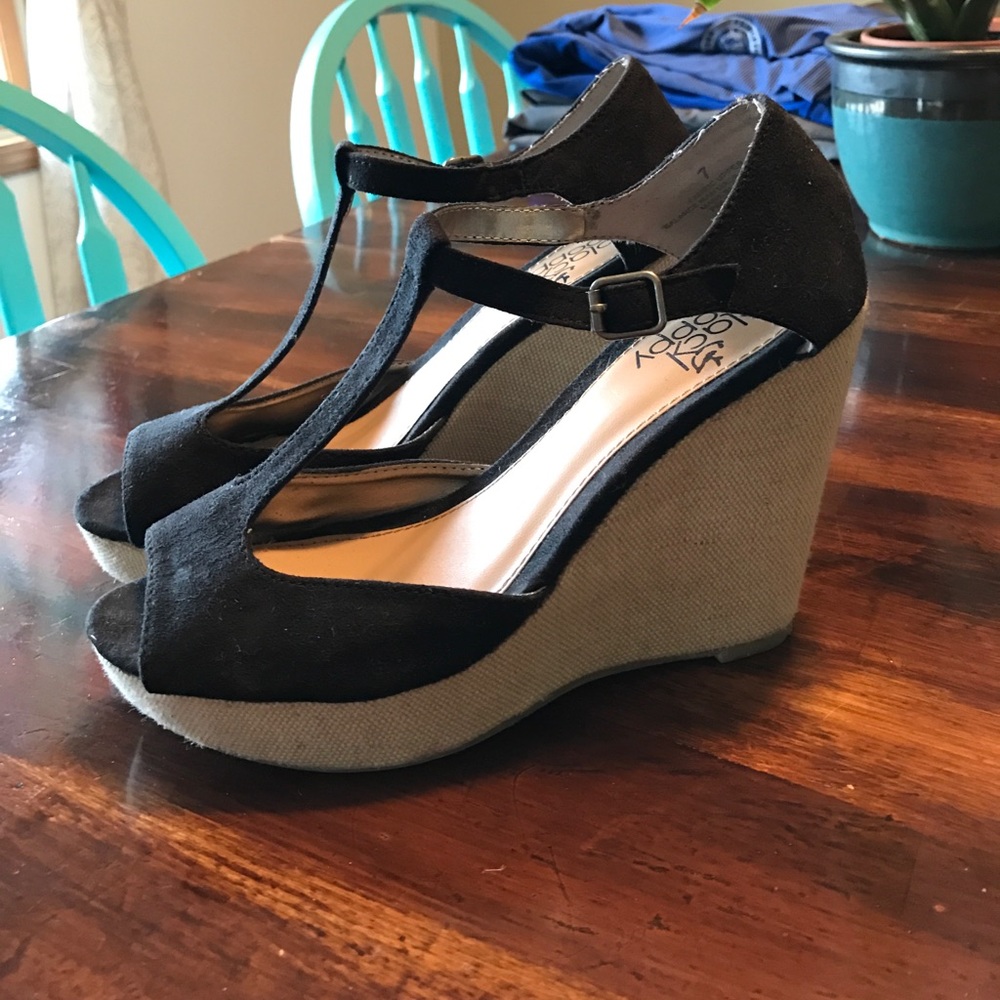 Black wedges