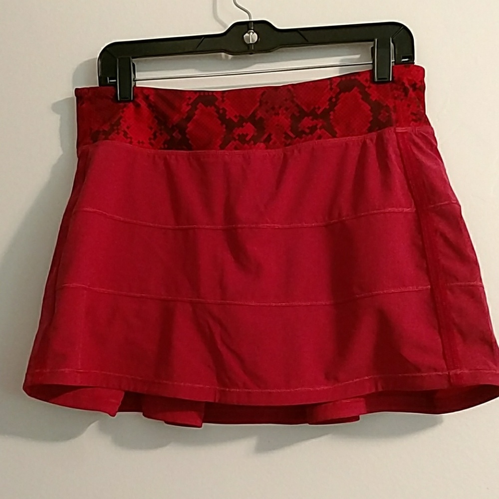 Lululemon skort red with red and black snakeskin