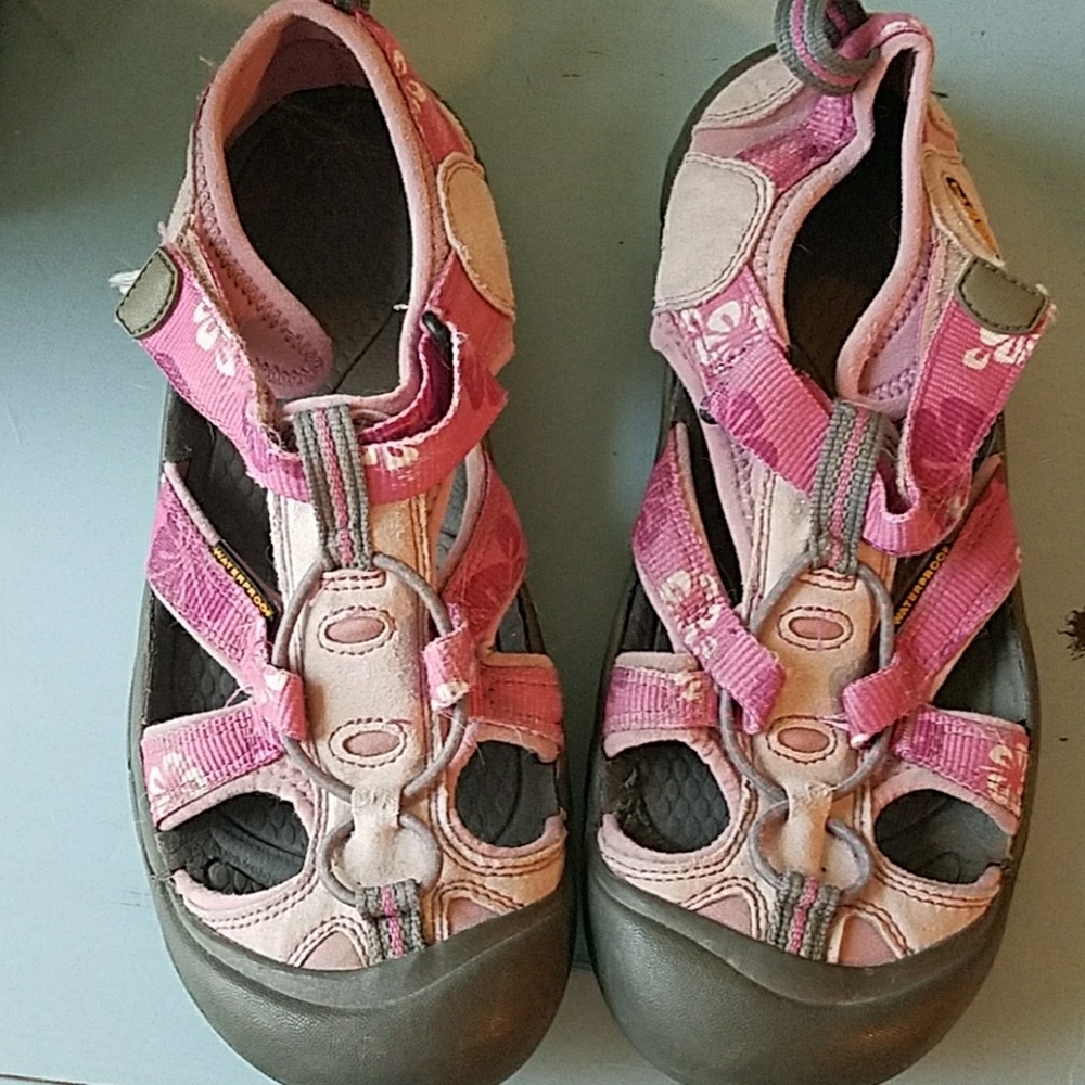 Girls keen sandals