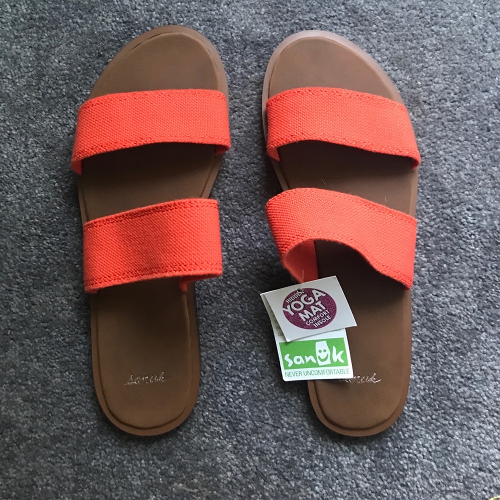 BRAND NEW Sanuk Gora Gora Sandals in flame.