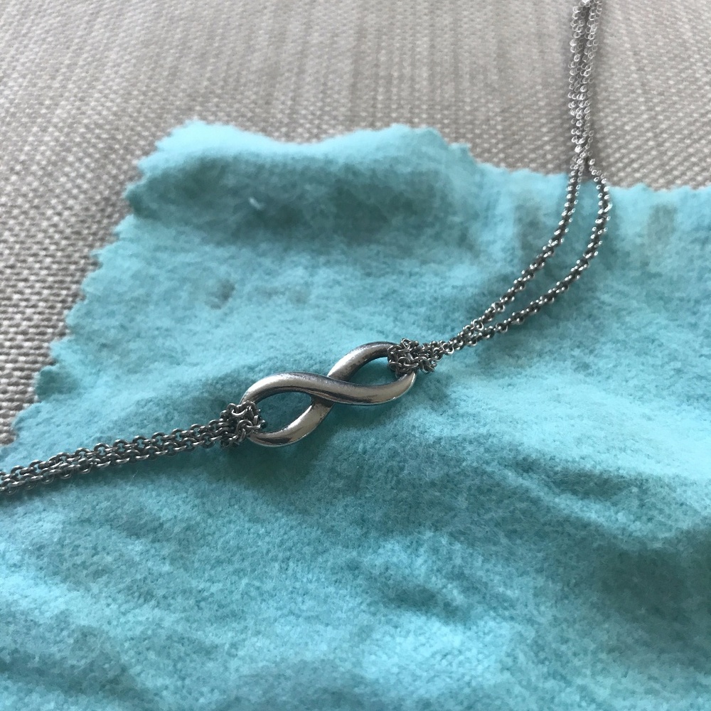 TIFFANY & CO. Infinity Pendant Necklace