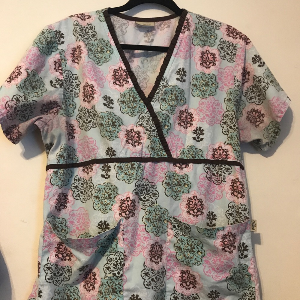 Tafford Floral Y-neck Scrub Top