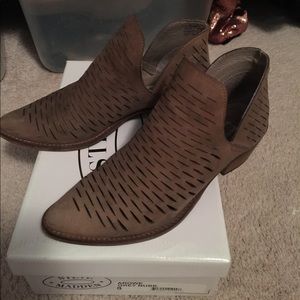 Steve Madden AROWE grey bootie.