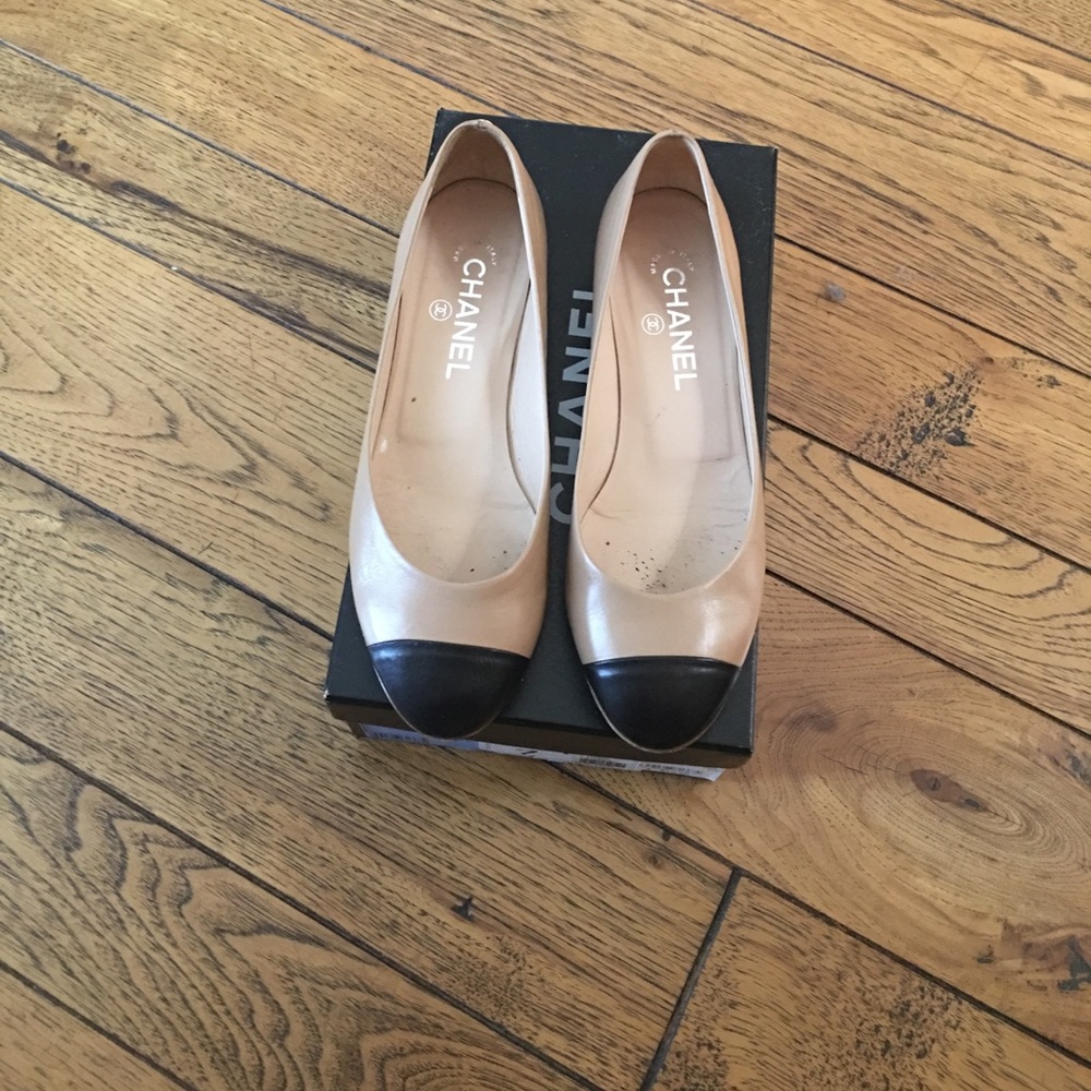 CHANEL flat sandal with chain detail heel - Picture 2 of 8