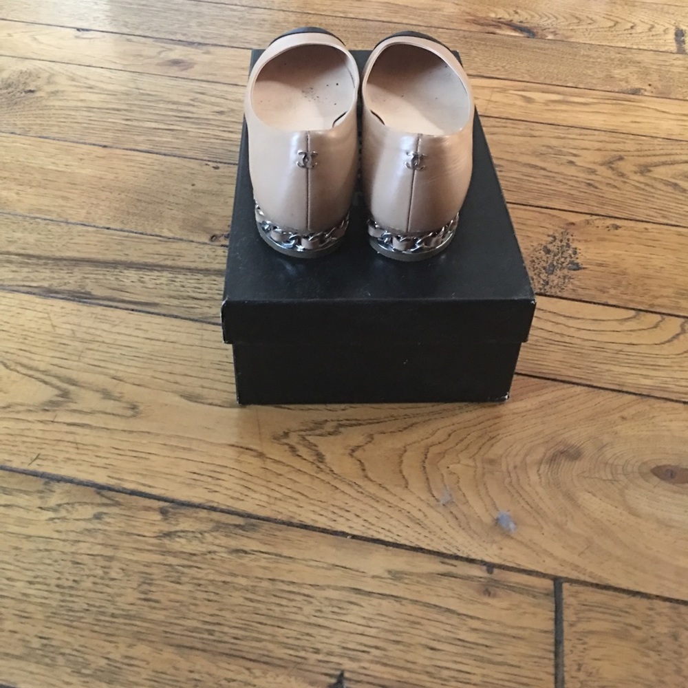 CHANEL flat sandal with chain detail heel - Picture 4 of 8
