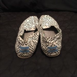 White and black Toms