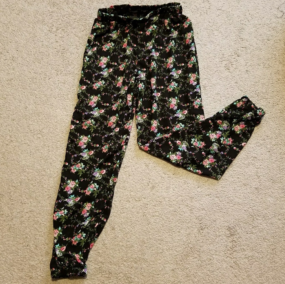 ⭐Floral black pants