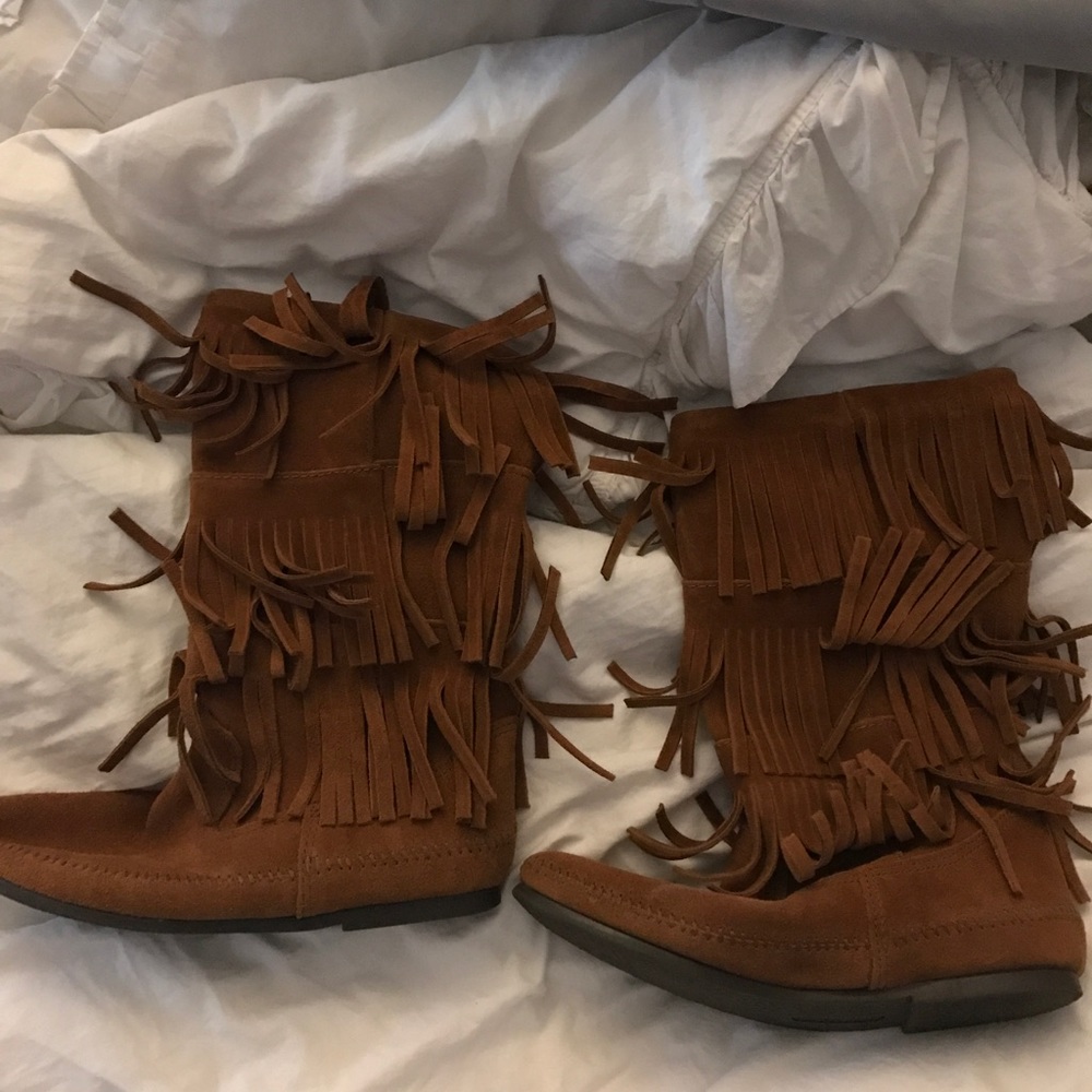 MINNETONKA FRINGE MOCCASIN BOOTS