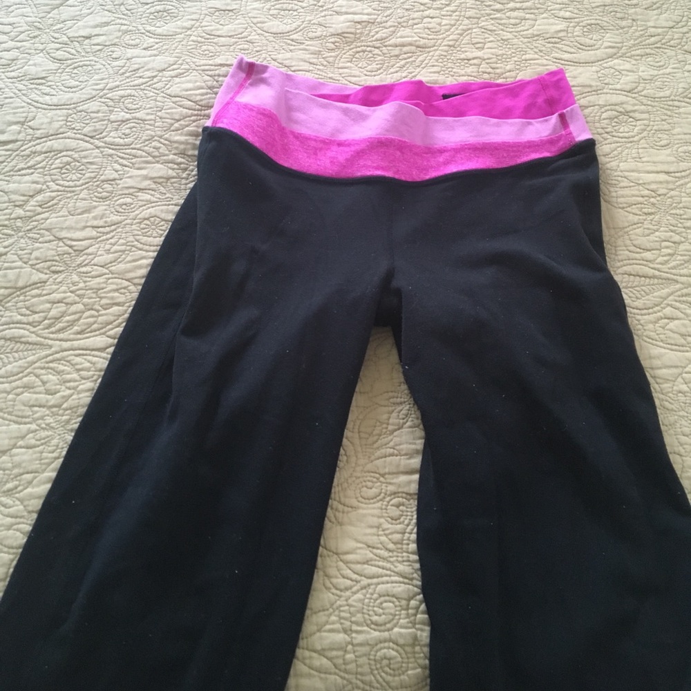 Black lululemon yoga pants
