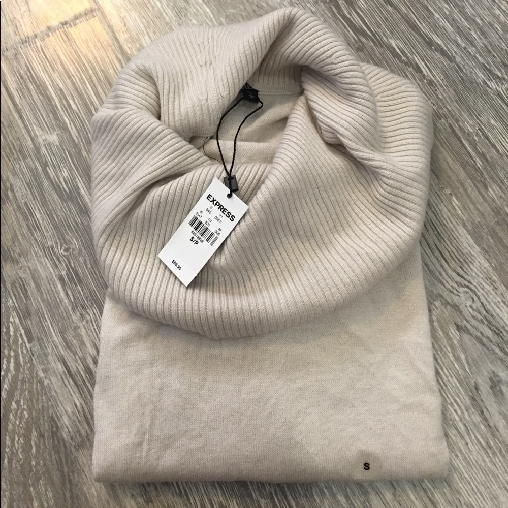 NWT Express high/low Cream Turtleneck sz Sm