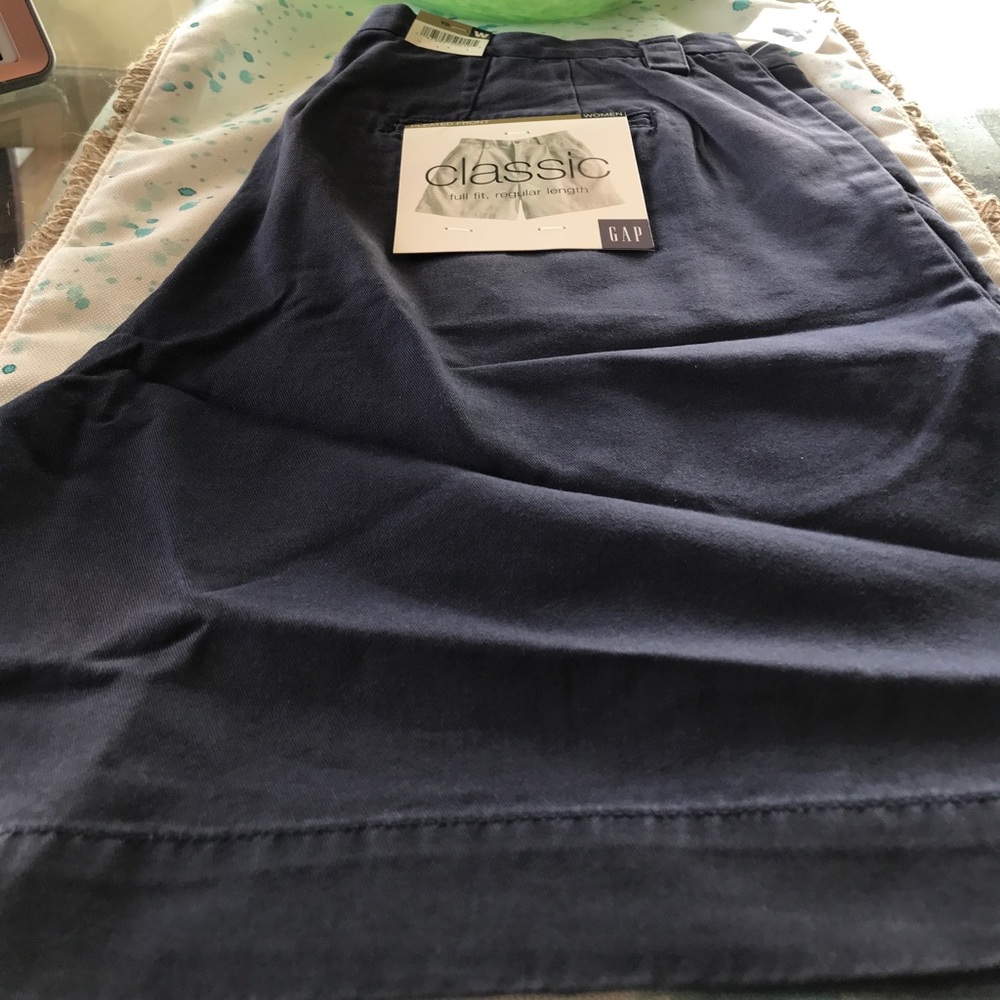 Mid length pleated front gap shorts